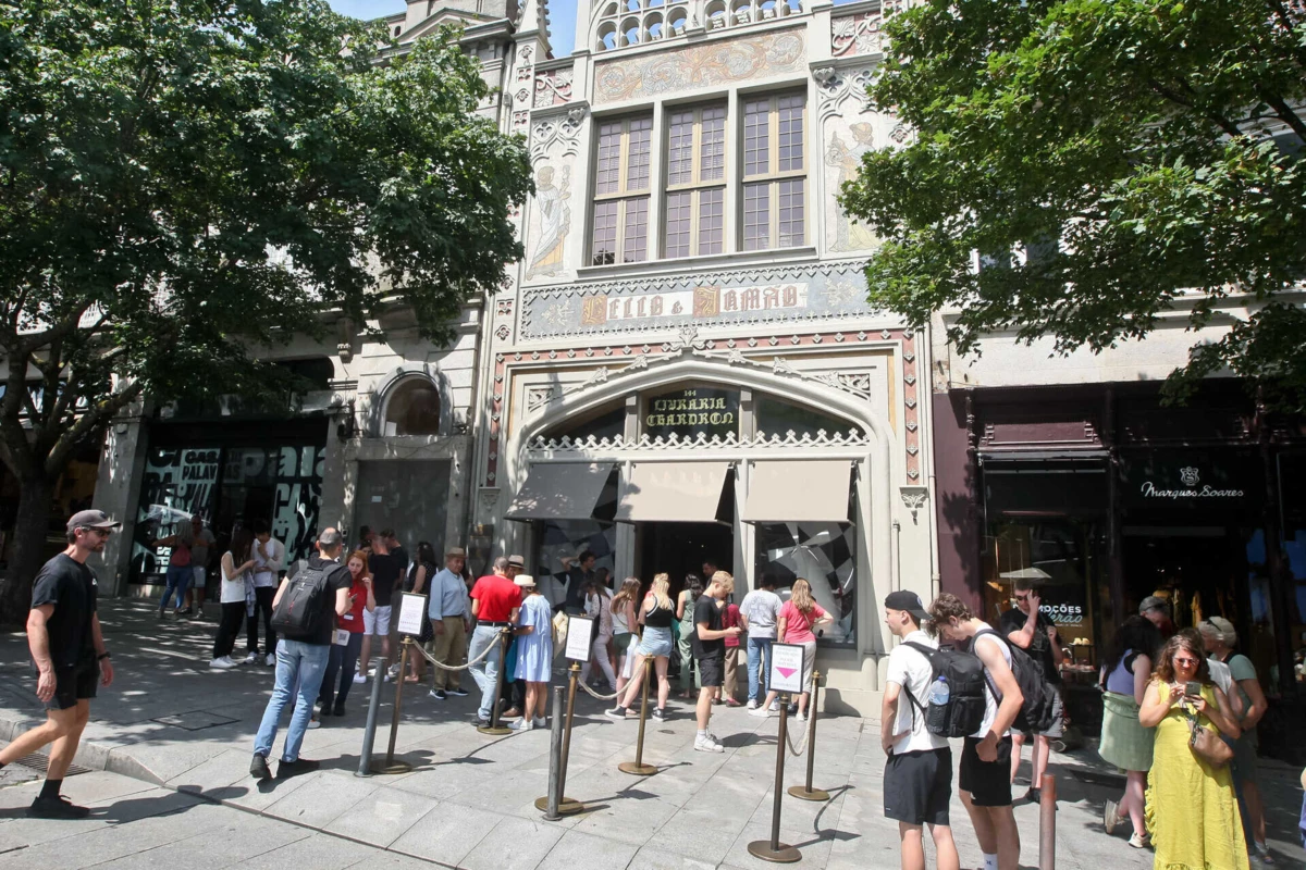 Edifício que vai acolher projeto cultural fica ao lado da Livraria Lello