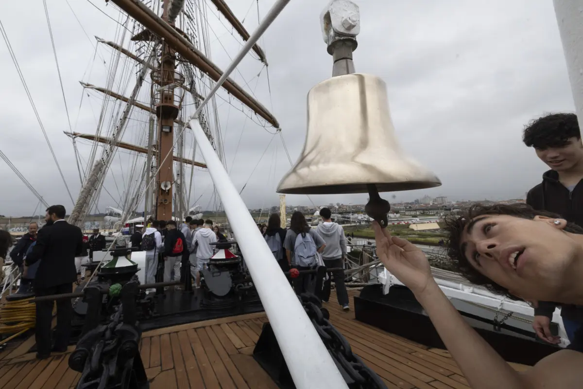 Navio da Marinha portuguesa, atracado em Aveiro, encheu-se de visitantes