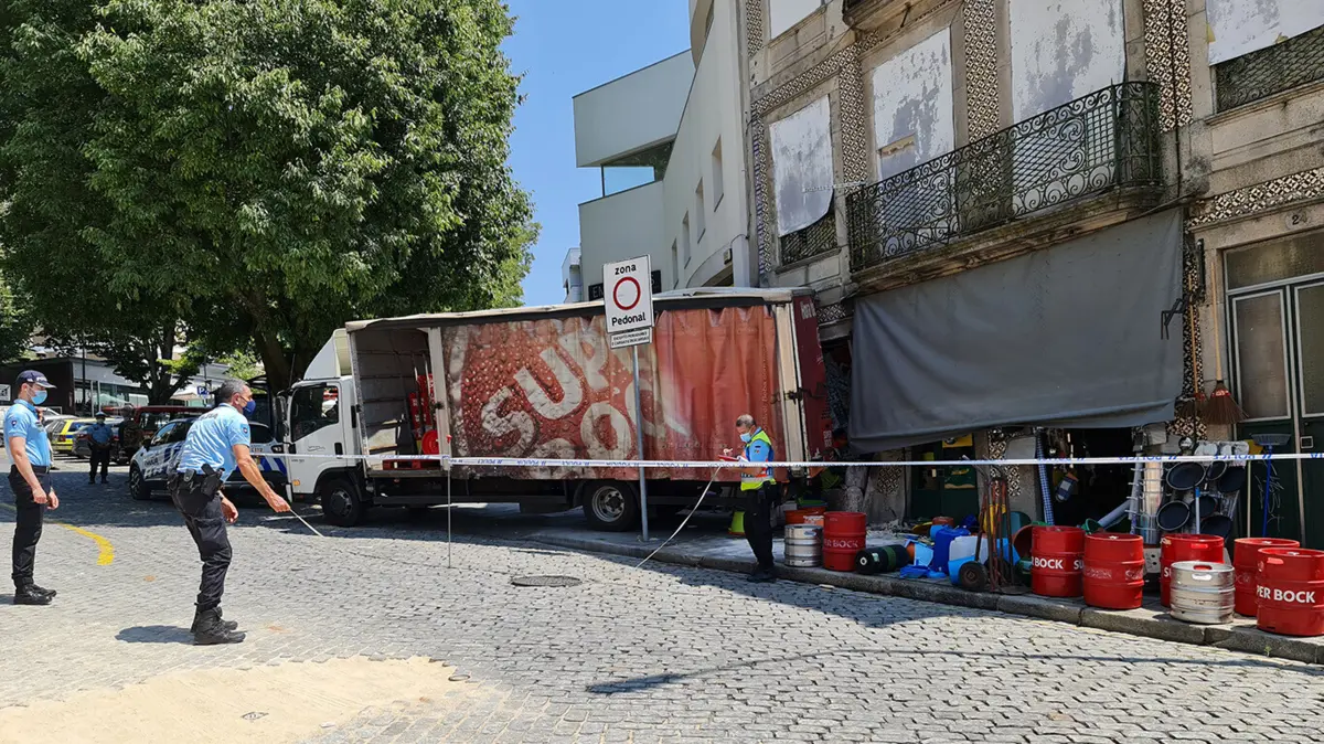 Pesado de mercadorias desgovernado só parou quando embateu em prédio