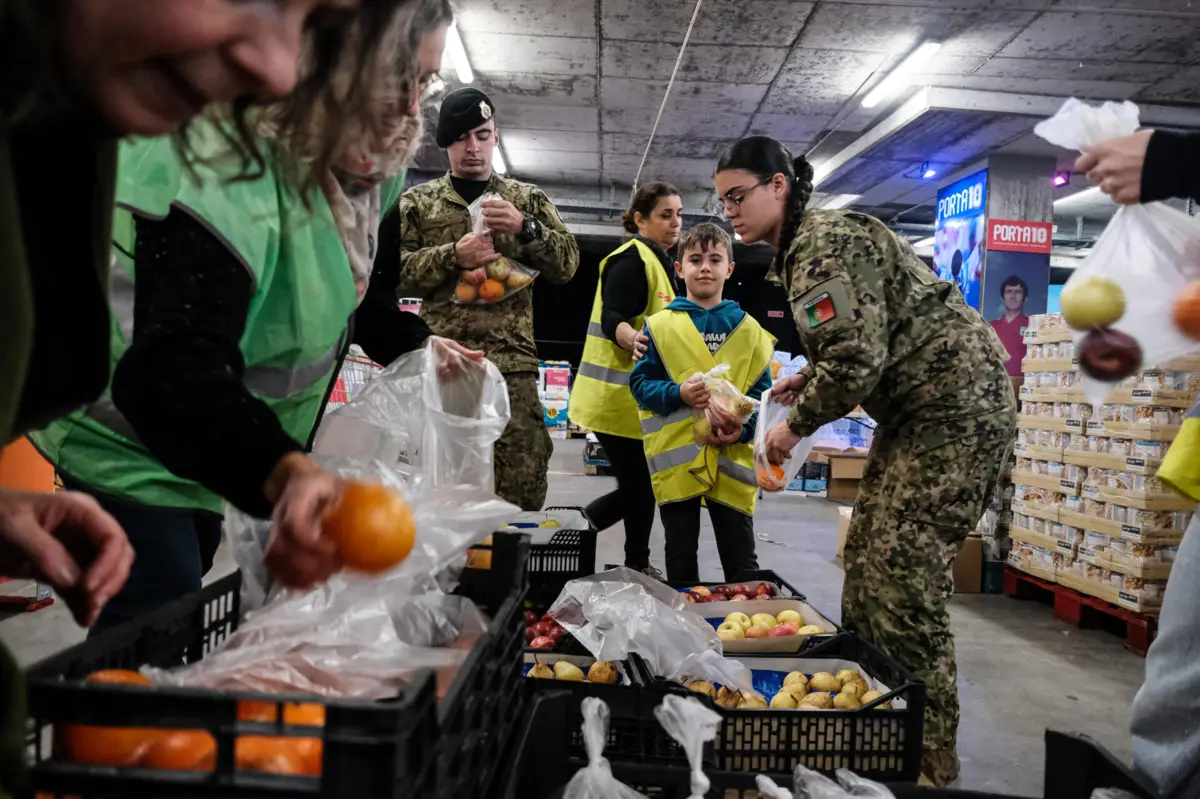 Salvador Santos, estudante de oito anos, é um dos voluntários mais novos