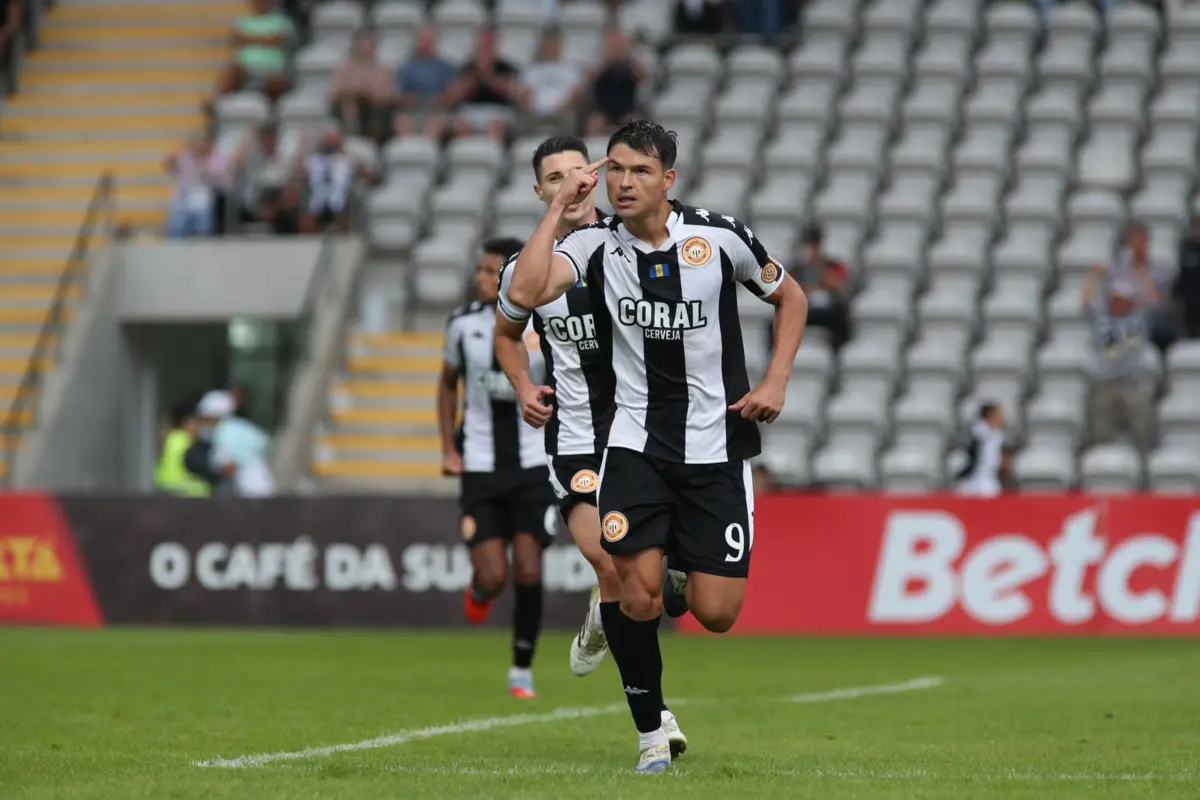 Chuchu Ramírez bisou para os insulares