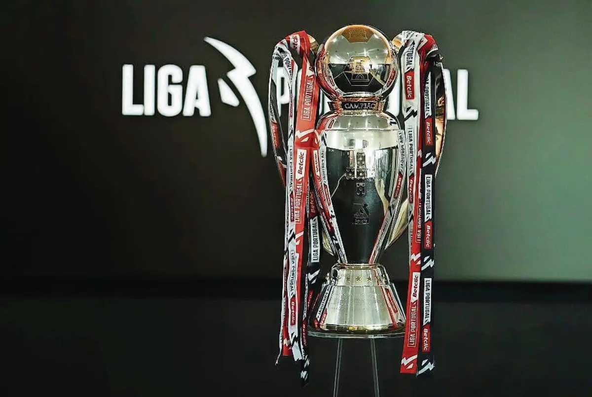 Mesmo numa época em que teve três treinadores, o Sporting chega à decisão do título na posição mais privilegiada