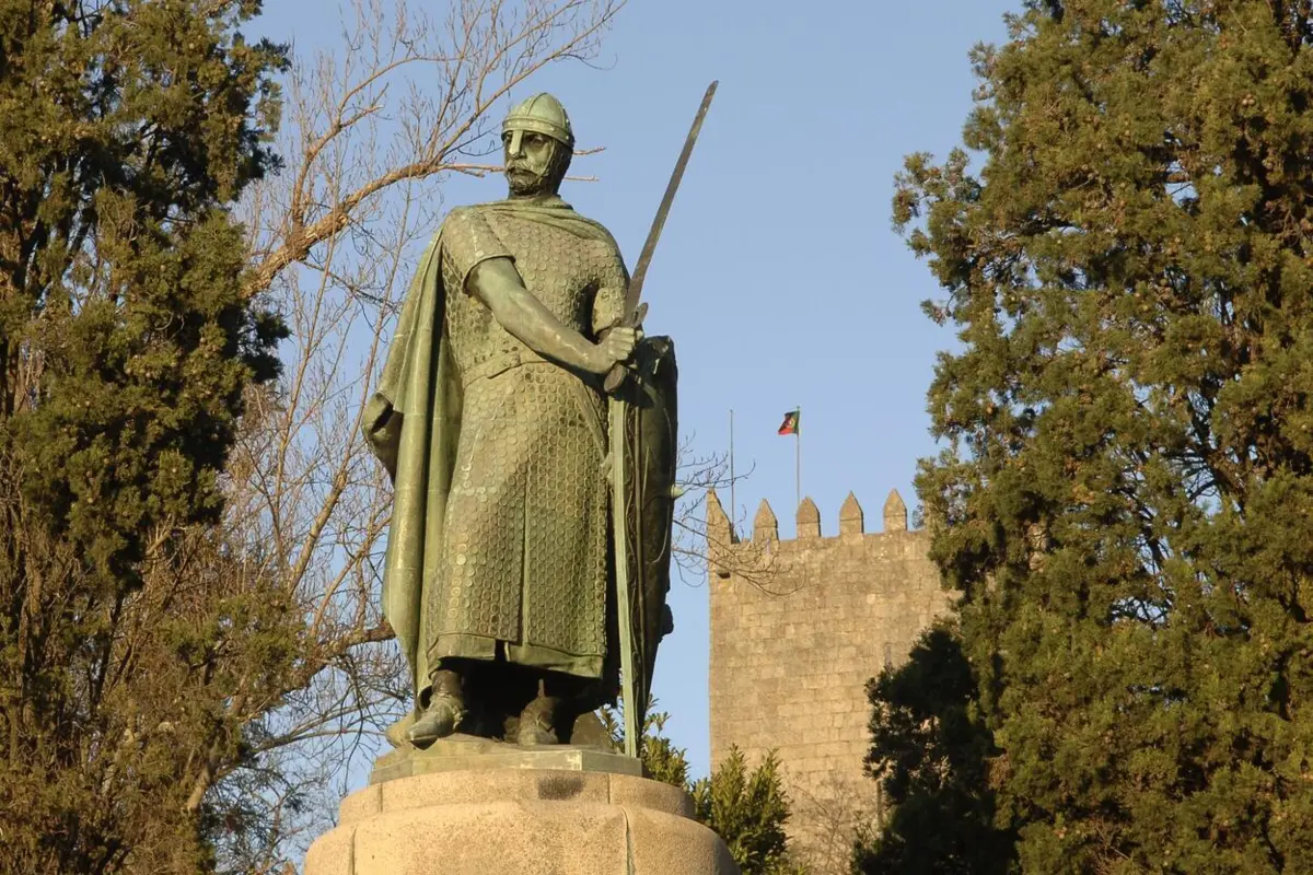Estátua de D. Afonso Henriques, em Guimarães, onde acontecerá homenagem.