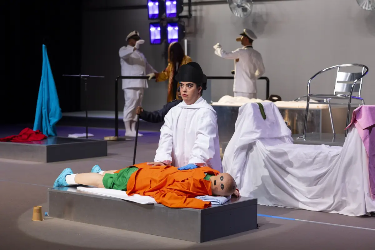 “Ôss” é uma obra coreográfica inovadora, combinando elementos de dança contemporânea, teatro físico e performance.