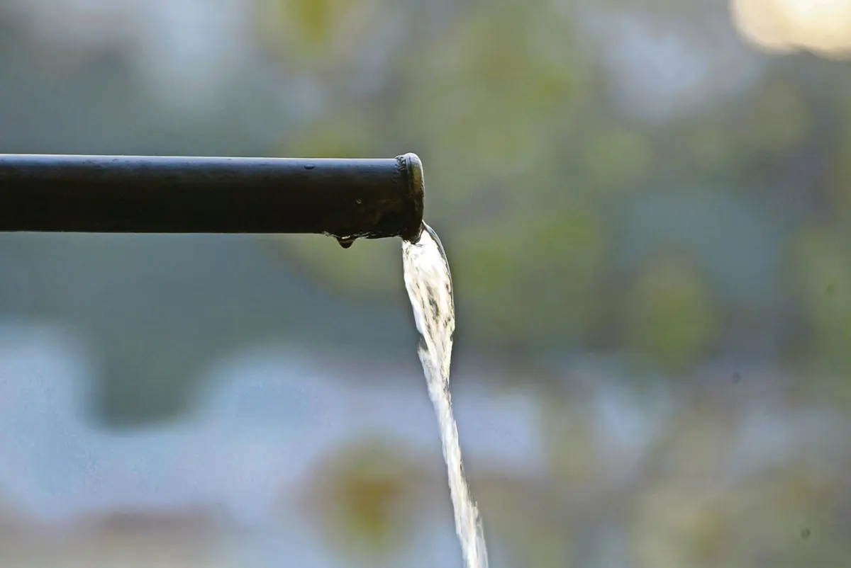 Fontes de água pública que causem aerossóis que possam ser inalados são um risco