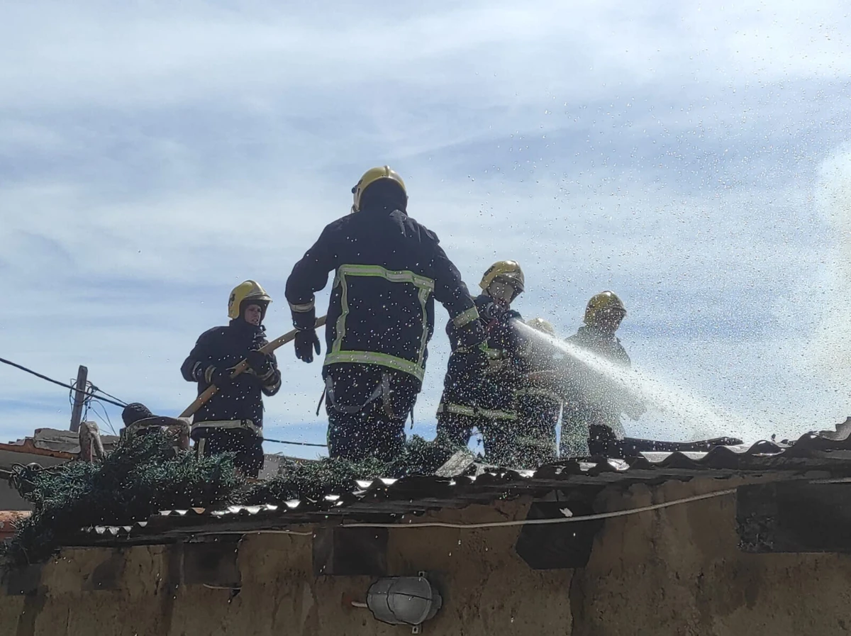 Incêndio destruiu habitação onde morava família de seis pessoas
