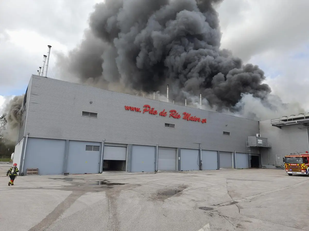 O incêndio deflagrou às 13.10 horas de quarta-feira