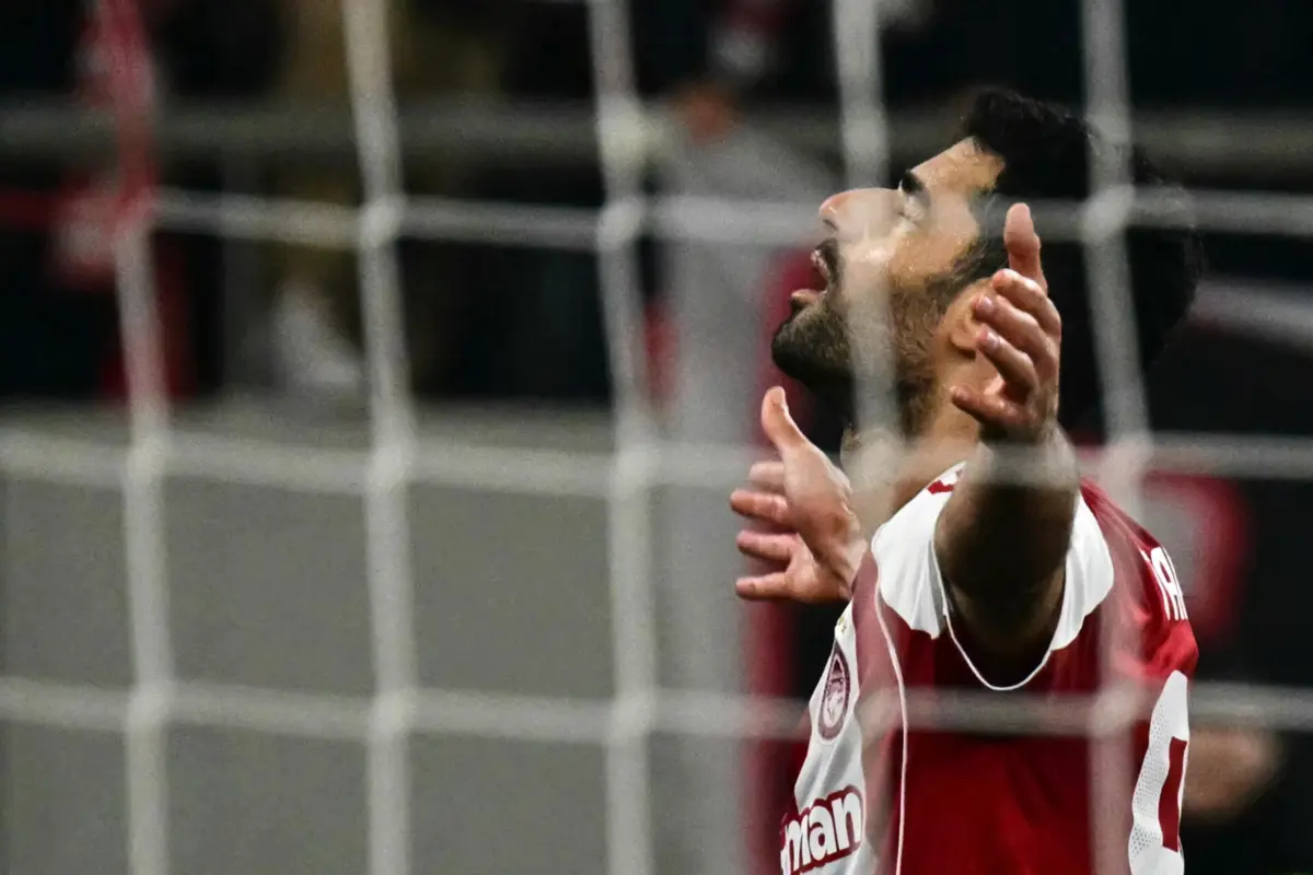 Com a imagem de uma sepultura marcada por uma margarida branca, Mehdi Taremi deixou nas redes sociais um apelo direto à paz