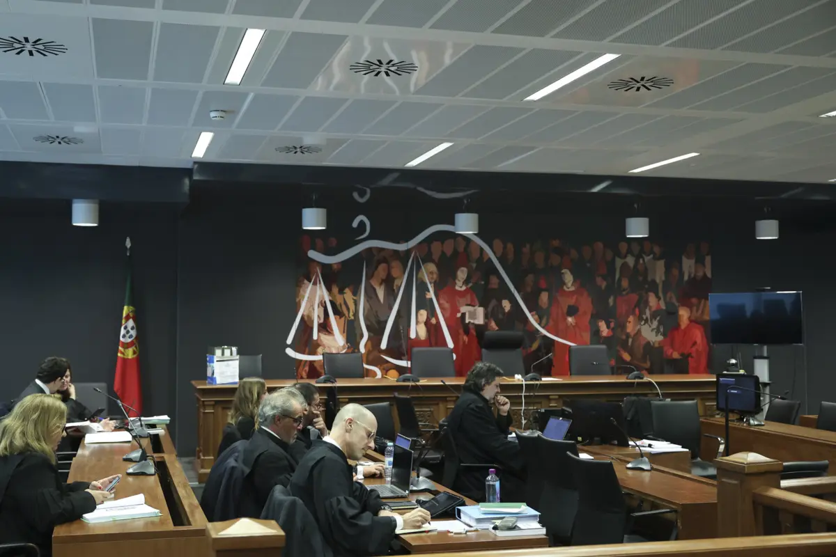 Defesa do pirata informático alega "salamização de processos"