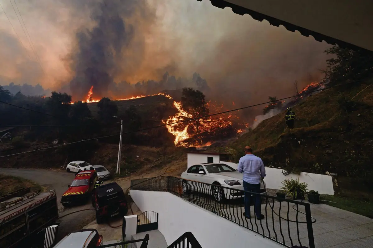 Imagem de contexto do artigo Coração nas mãos e fé nos bombeiros no dia com mais fogos este ano
