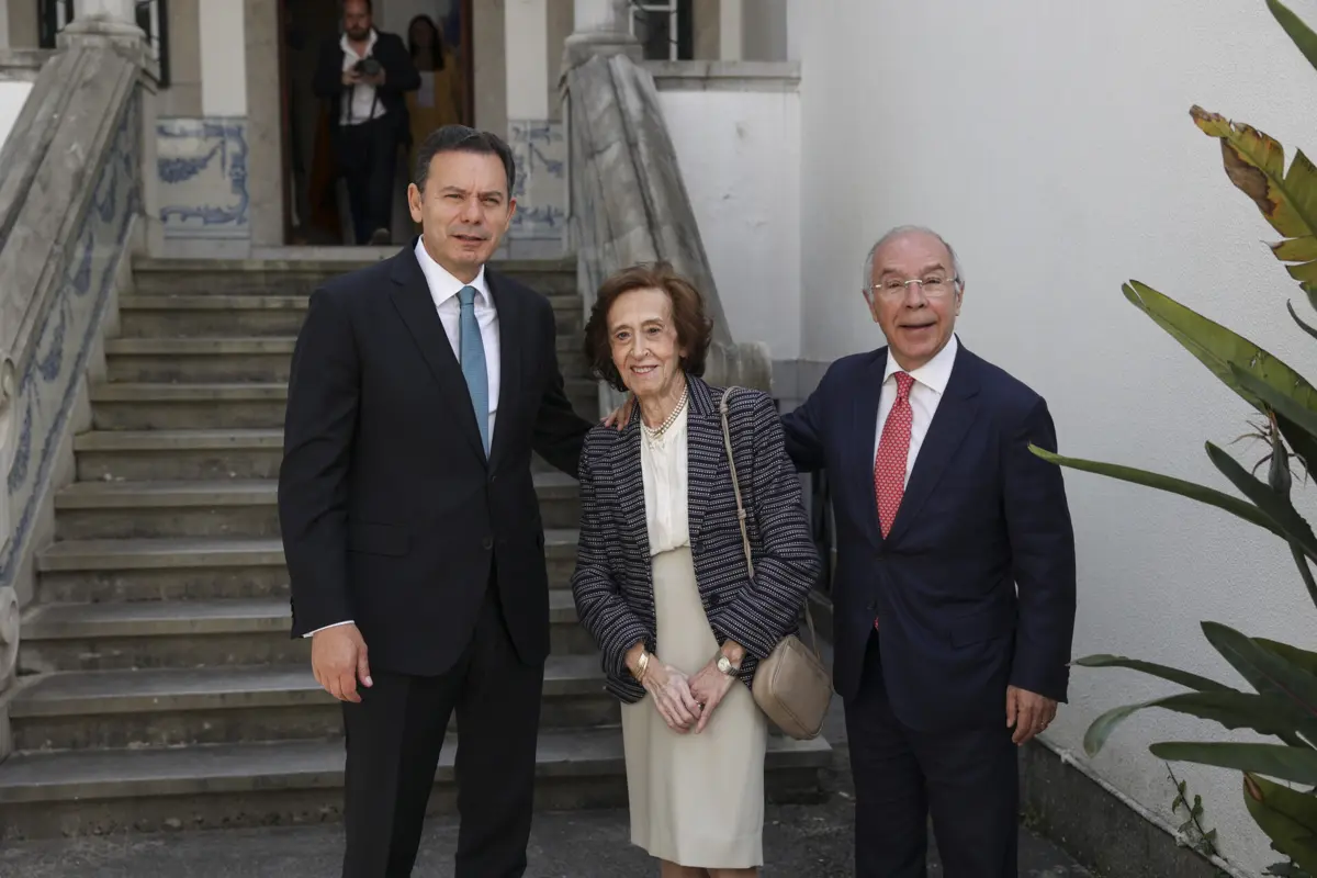 Manuela Ferreira Leite e Luís Marques Mendes acompanhados pelo líder do PSD, Luís Montenegro
