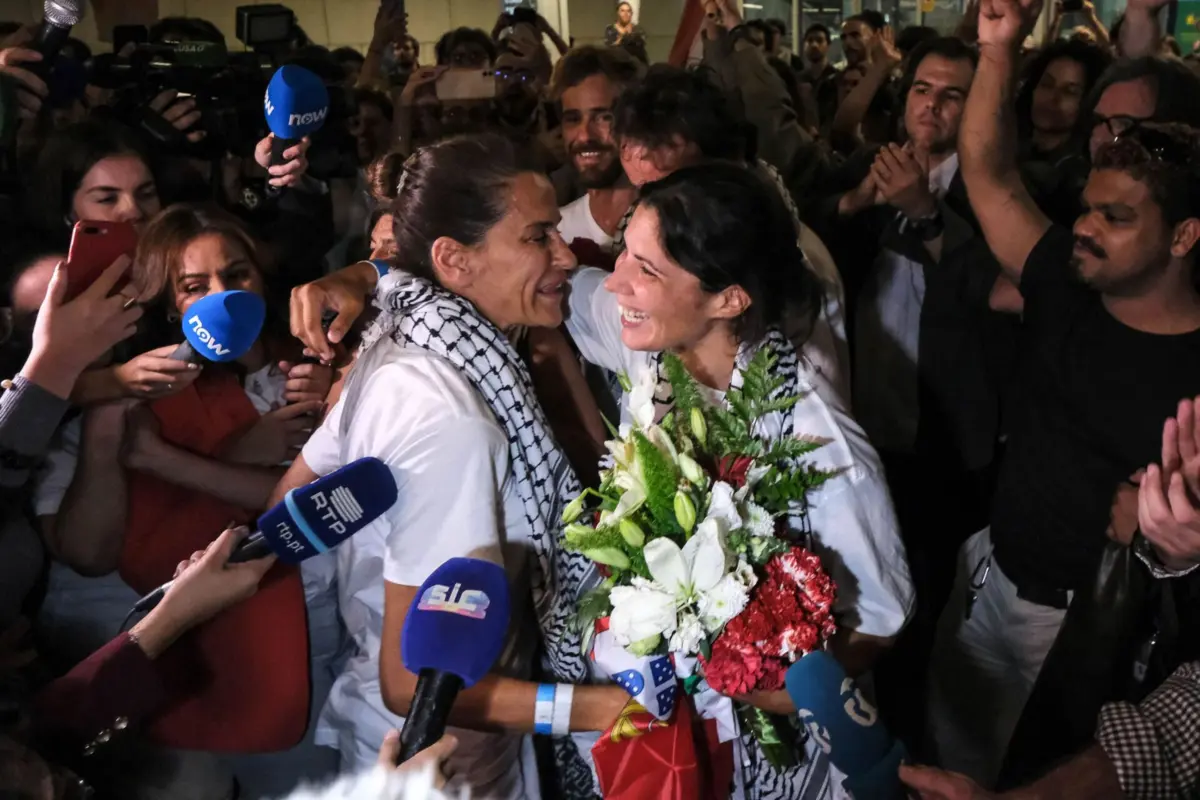Imagem de contexto do artigo Ativistas portugueses recebidos por multidão no aeroporto de Lisboa
