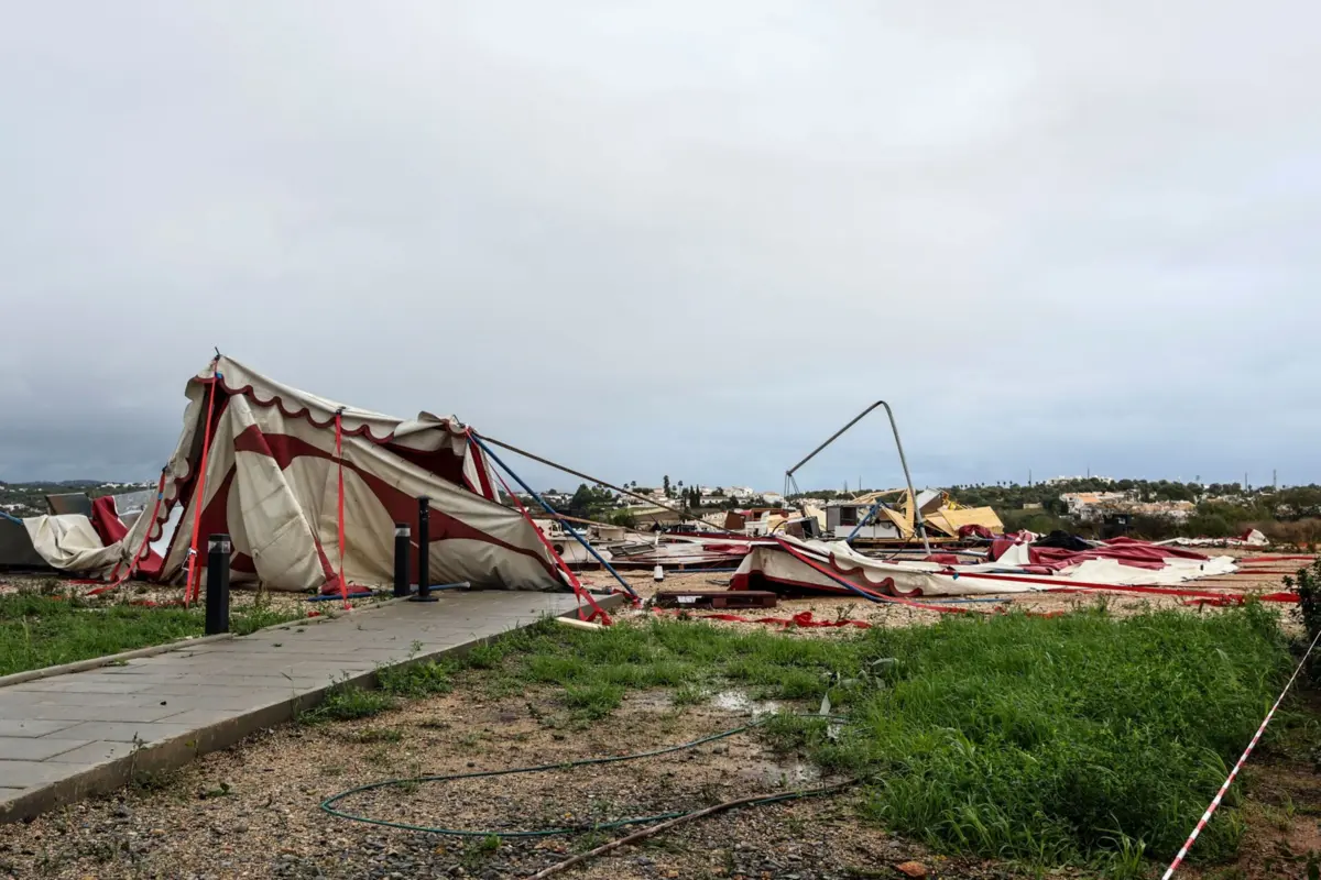 Um fenómeno de vento extremo que atingiu a cidade de Albufeira esta manhã provocou um morto, dois feridos graves e 28 feridos ligeiros