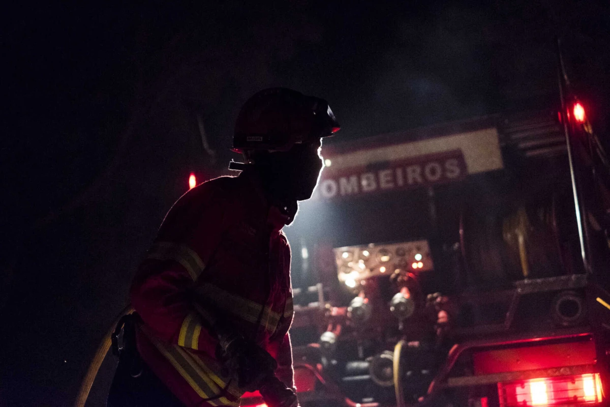 Imagem de contexto do artigo Bombeiro sofre golpe de calor durante incêndio numa casa em Valongo