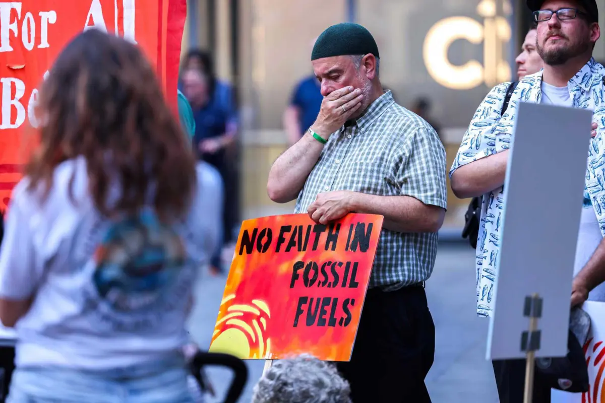 Protesto em Nova Iorque, em agosto deste ano, para a empresa Citigroup deixar de financiar combustíveis fósseis. Na imagem lê-se: "Sem fé nos combustíveis fósseis"