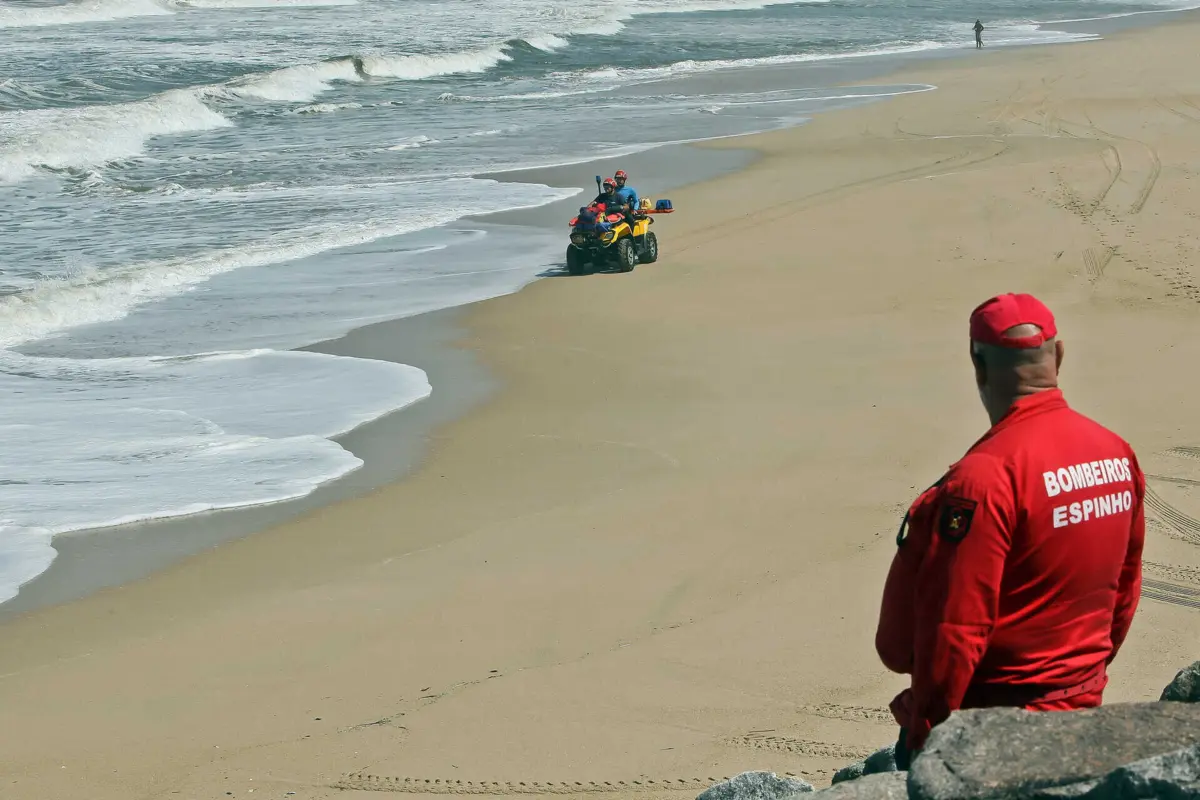 Jovem foi resgatado pelos bombeiros de Espinho e um nadador salvador
