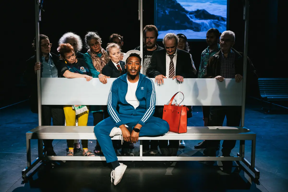 Os textos foram criados pelos participantes, cabendo ao encenador Nuno Cardoso a moldagem formal dos discursos dos atores