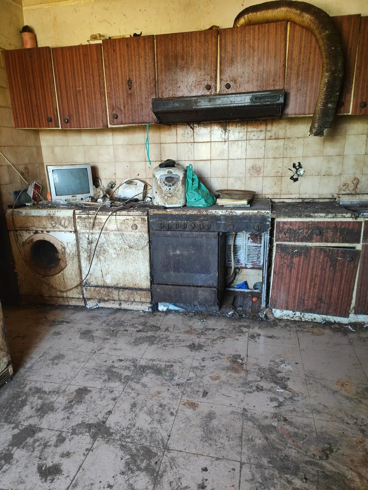 Interior da casa cheio de lixo