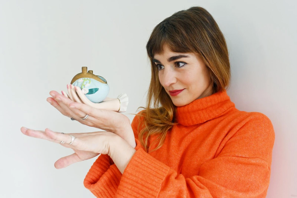 Rita Redshoes lançou recentemente “Crescer à sombra”. É o seu primeiro romance, uma homenagem à infância e às dores de crescimento