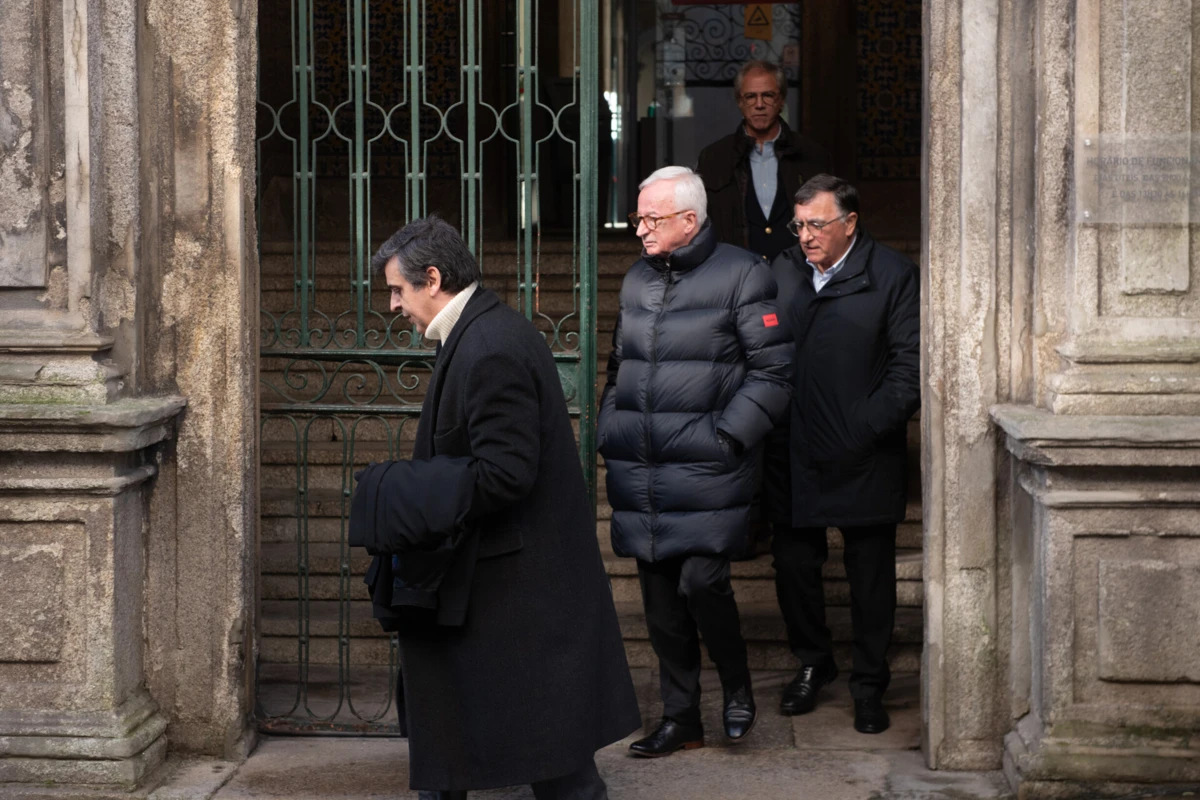 Américo Ribeiro (ao centro, à saída do Tribunal de São João Novo) era o presidente da Obra Diocesana do Porto