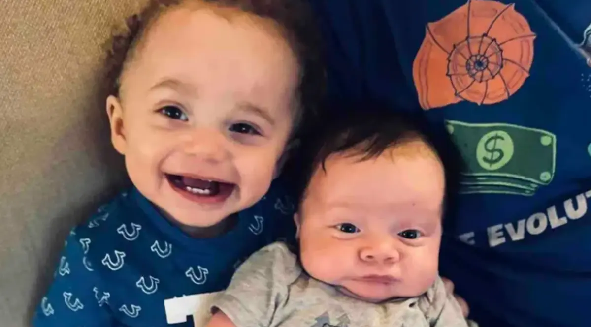 Princeton, de um ano ano, com o irmão mais novo, Lord, de quatro meses