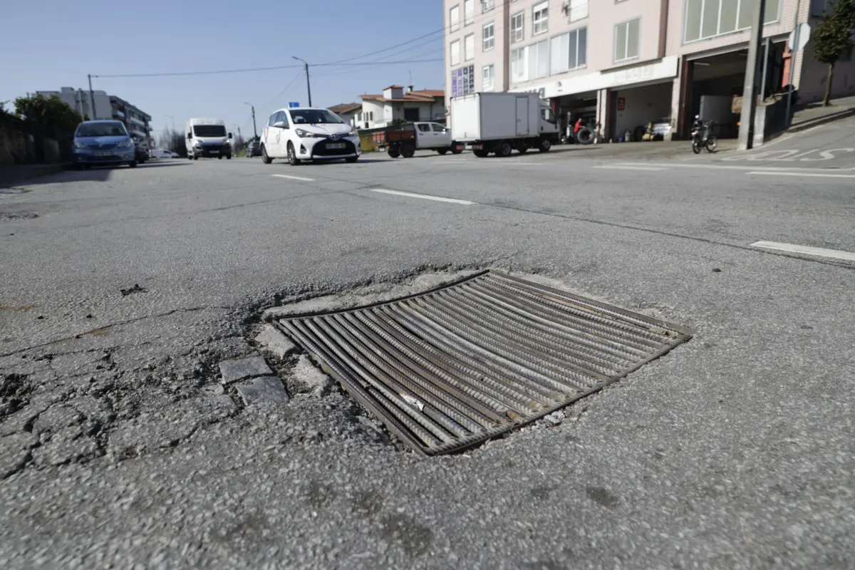 Estrada com piso muito degradado