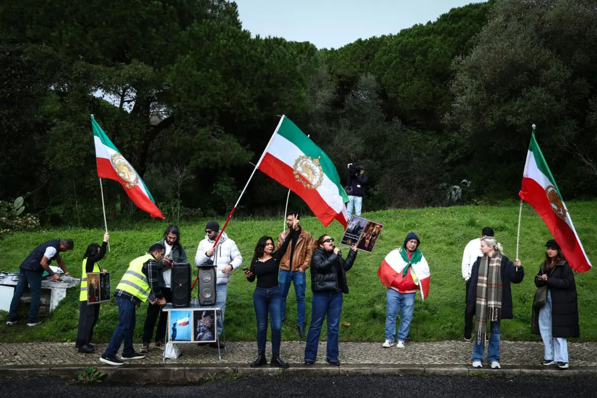 Manifestantes durante o protesto organizado pela comunidade iraniana em Portugal, exigindo a expulsão do representante diplomático do regime islâmico no país, em frente à embaixada do Irão em Lisboa.