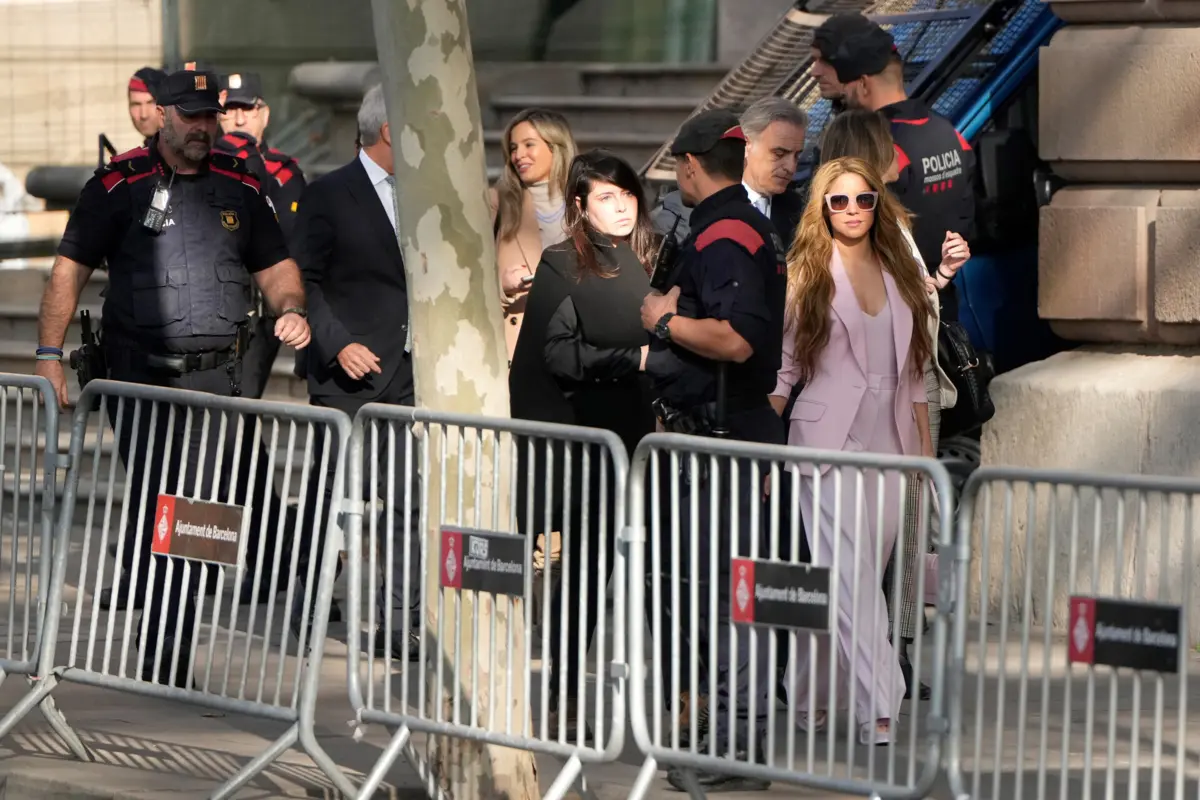 A cantora Shakira, naquele que seria o primeiro dia de julgamento