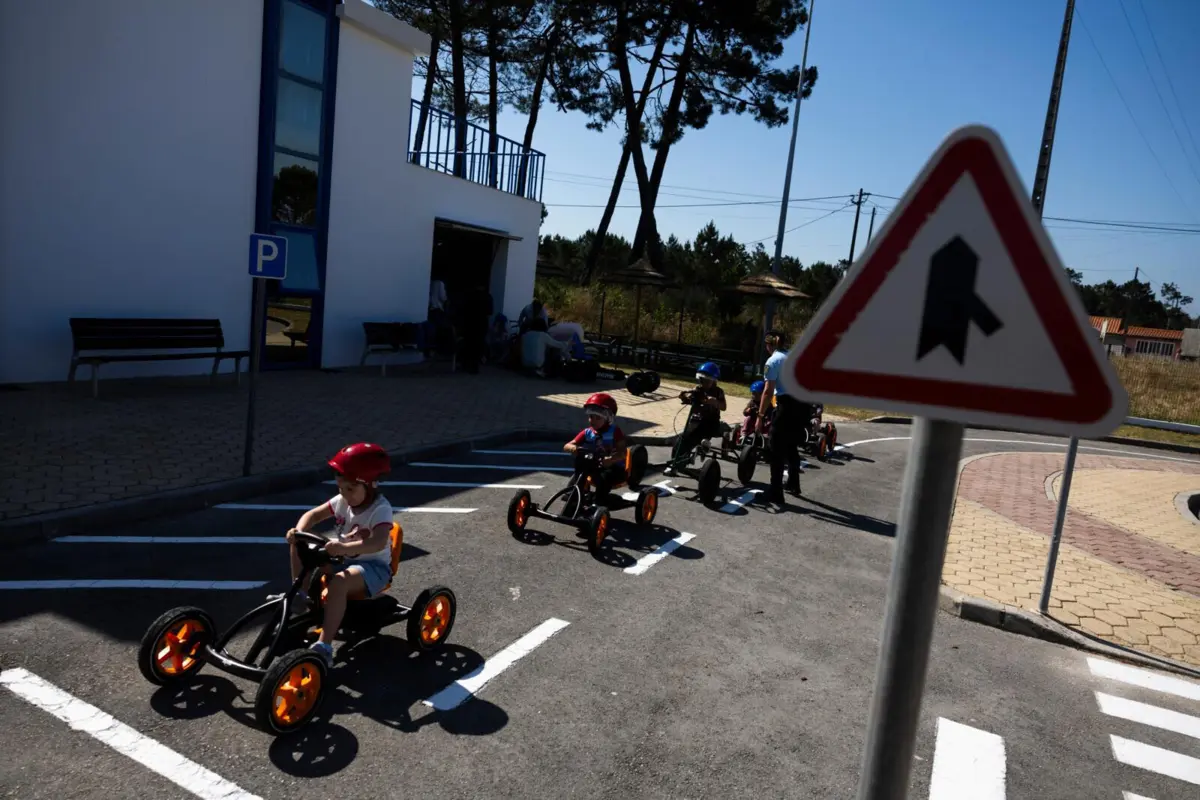 Crianças entusiasmadas na reabertura da Escola de Educação de Ílhavo