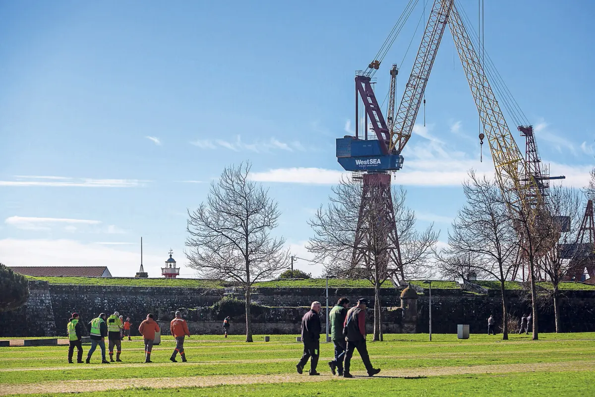 Trabalhadores da West Sea regressam ao estaleiro após a hora de almoço