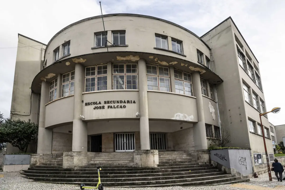 Sinais de degradação no exterior e interior do edifício da Escola Secundária José Falcão