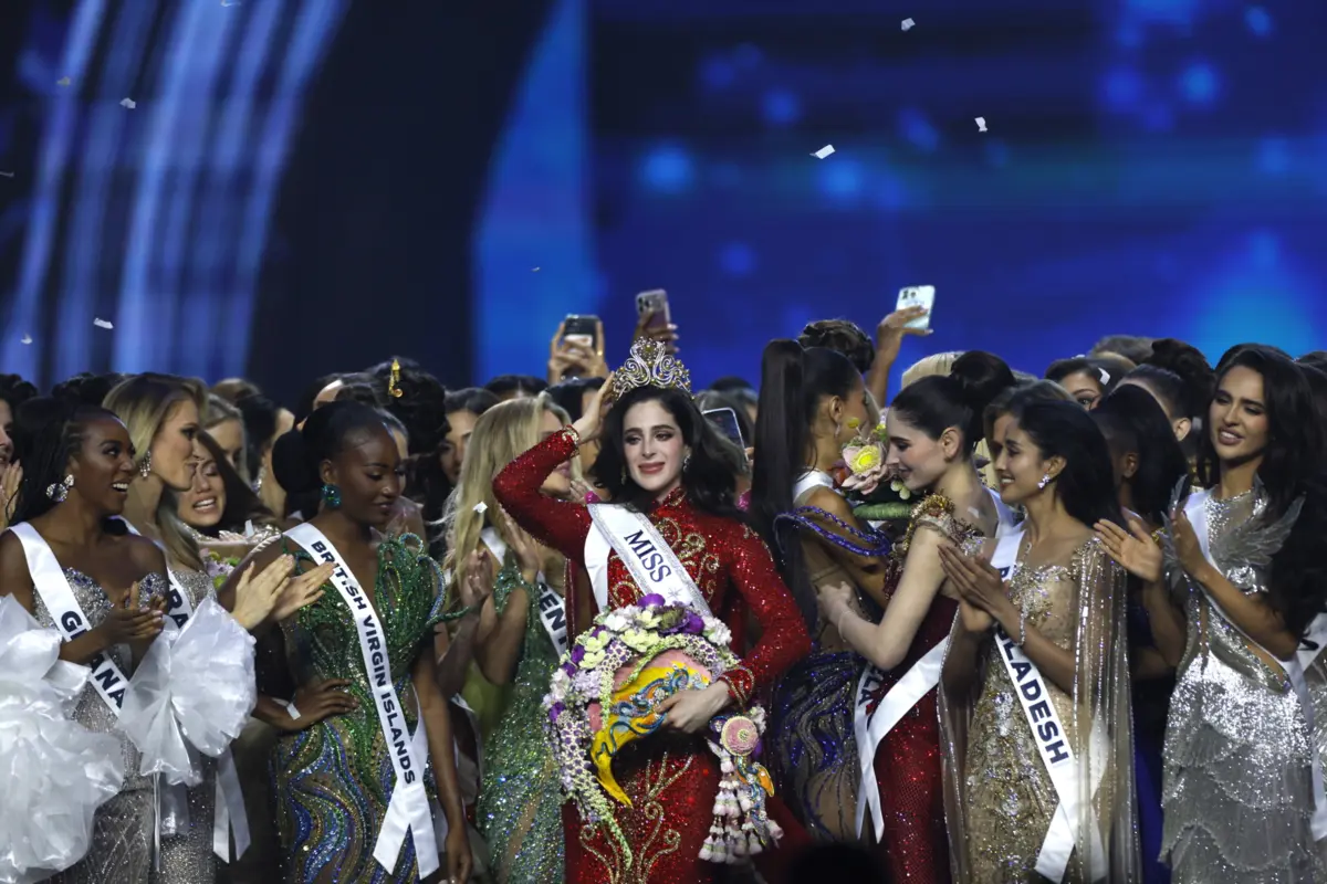 Momento da coroação de Fátima Bosch, vencedora do Miss Universo 2025 em Banguecoque