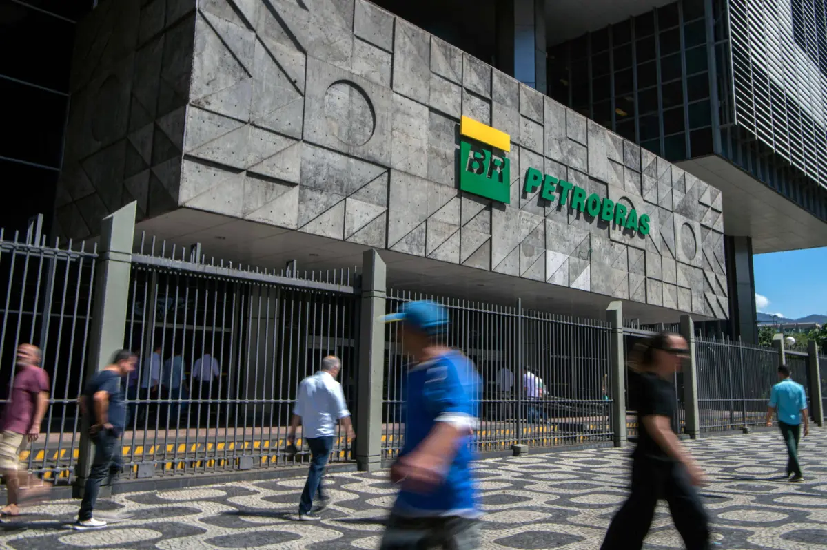 Presidente da Petrobras afastado por alegado conflito de interesses