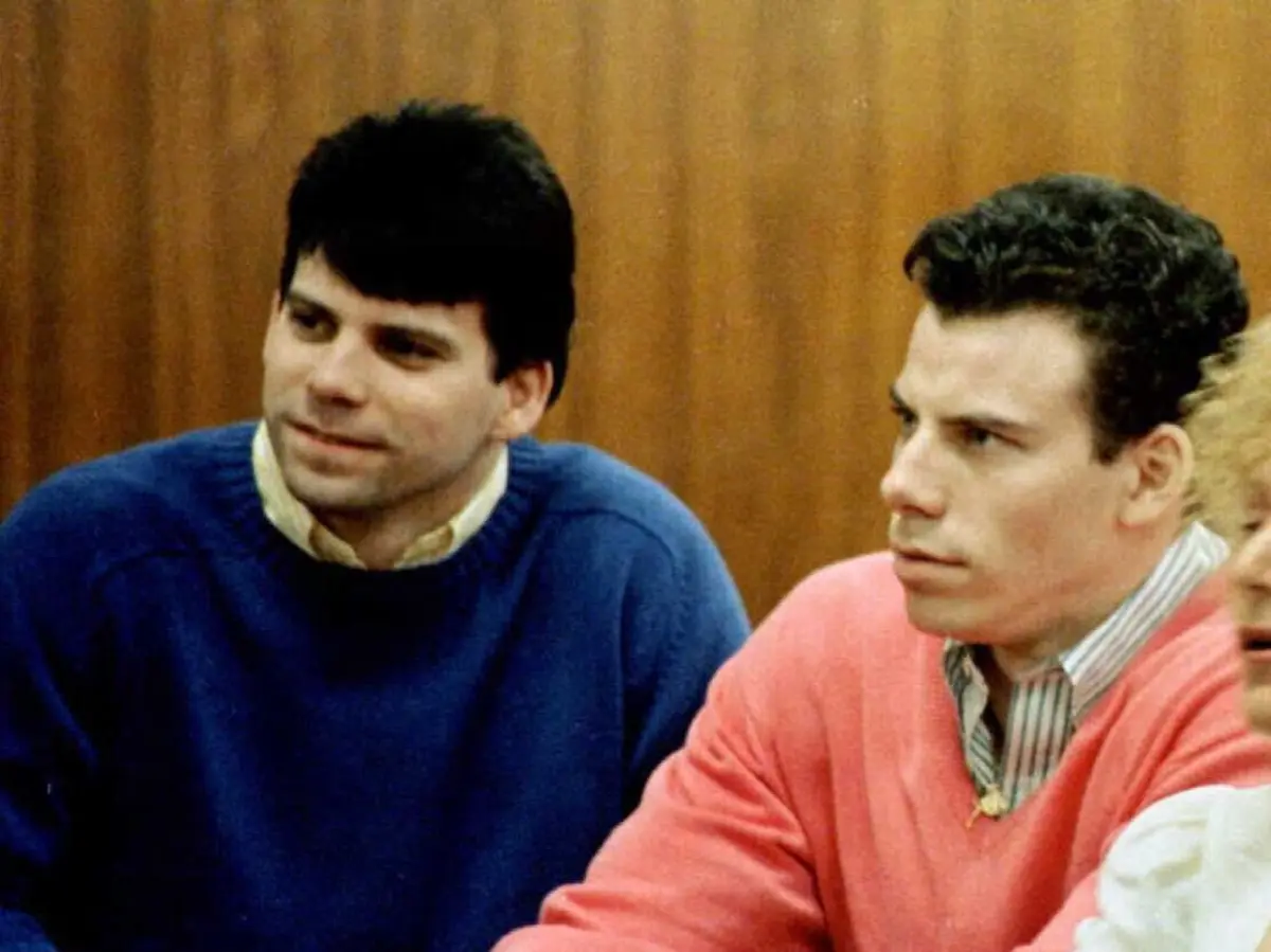 Lyle Menendez, de 57 anos, com o irmão Erik Menendez, de 54