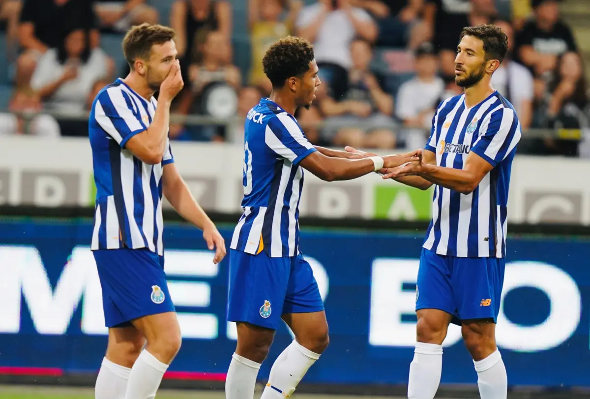 Danny Namaso e Grujic marcaram