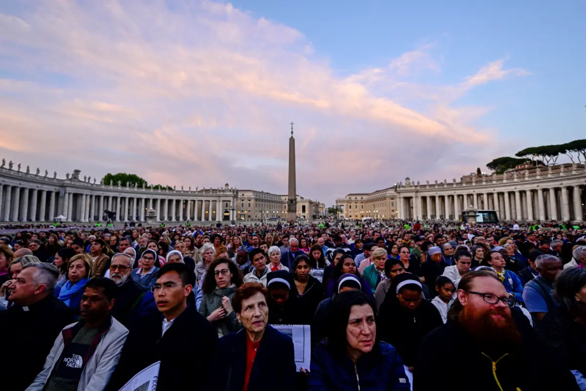 Milhares estiveram na oração do rosário, esta terça-feira, na Praça de São Pedro, no Vaticano.