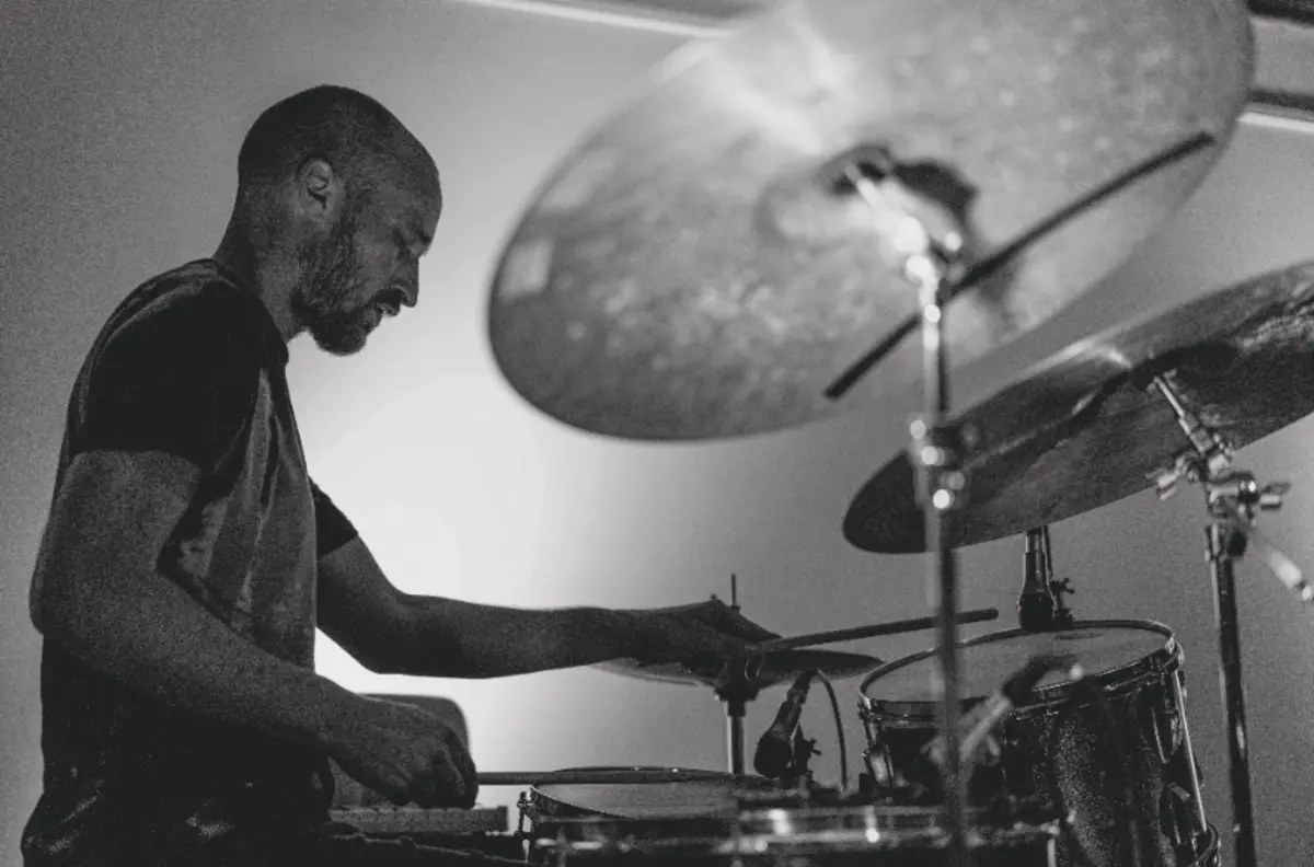 6161 é o sexteto do baterista britânico Matt Brown