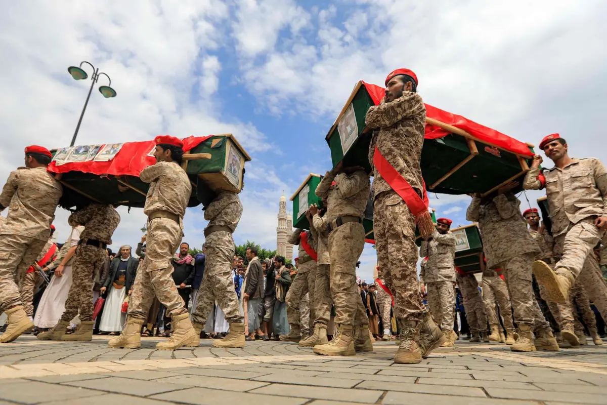 Imagem de contexto do artigo Centenas no funeral de 31 jornalistas iemenitas mortos em ataques israelitas