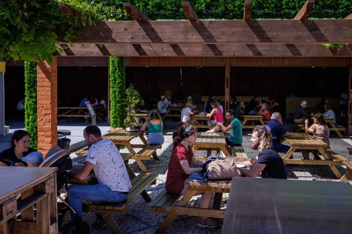 Feira de Gastronomia decorre nos jardins da Avenida Júlio Graça