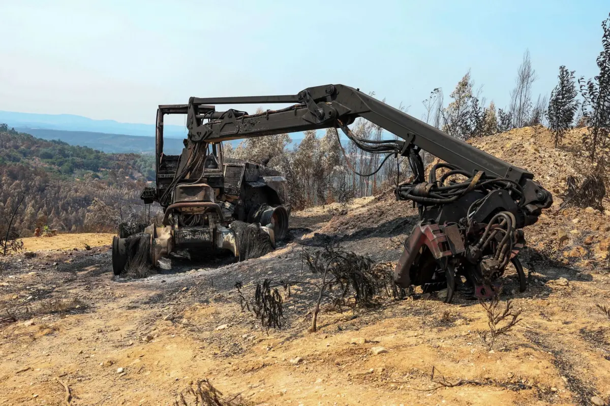 Máquinas agrícolas destruídas pelo fogo