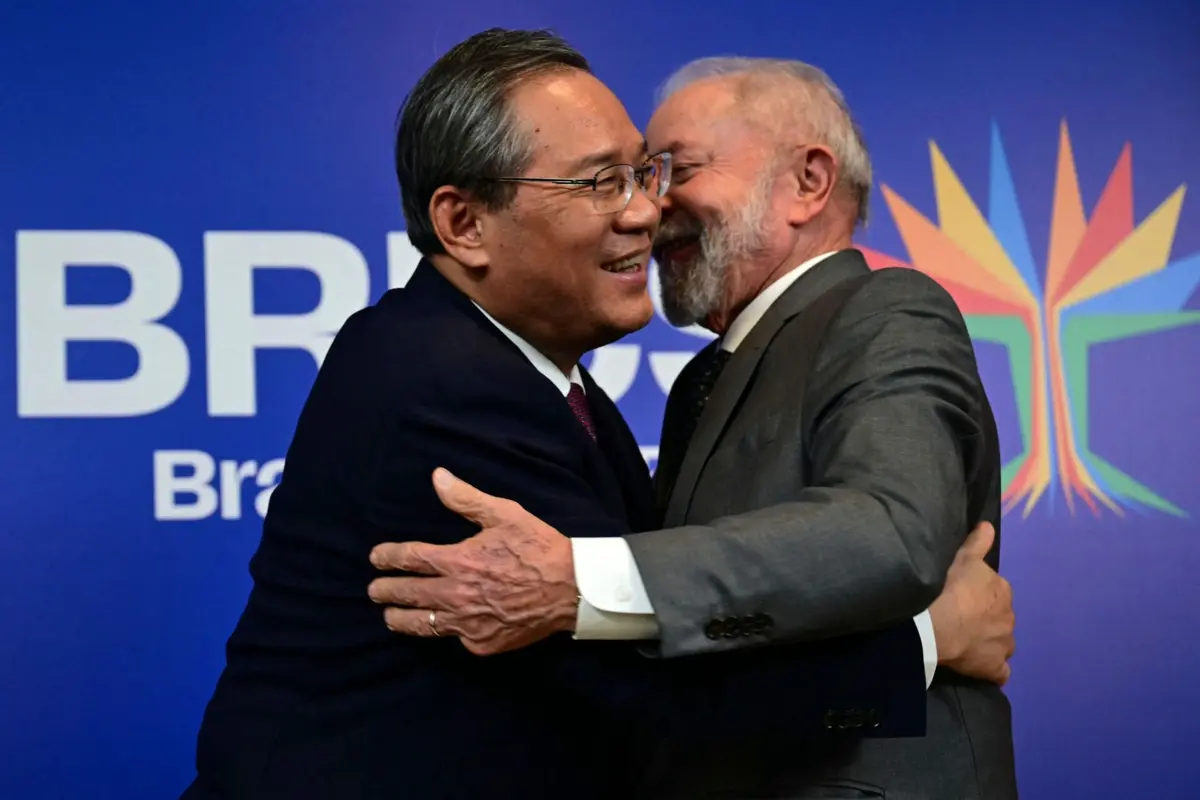 Lula da Silva com o primeiro-ministro chinês, na cimeira dos BRICS no início de julho
