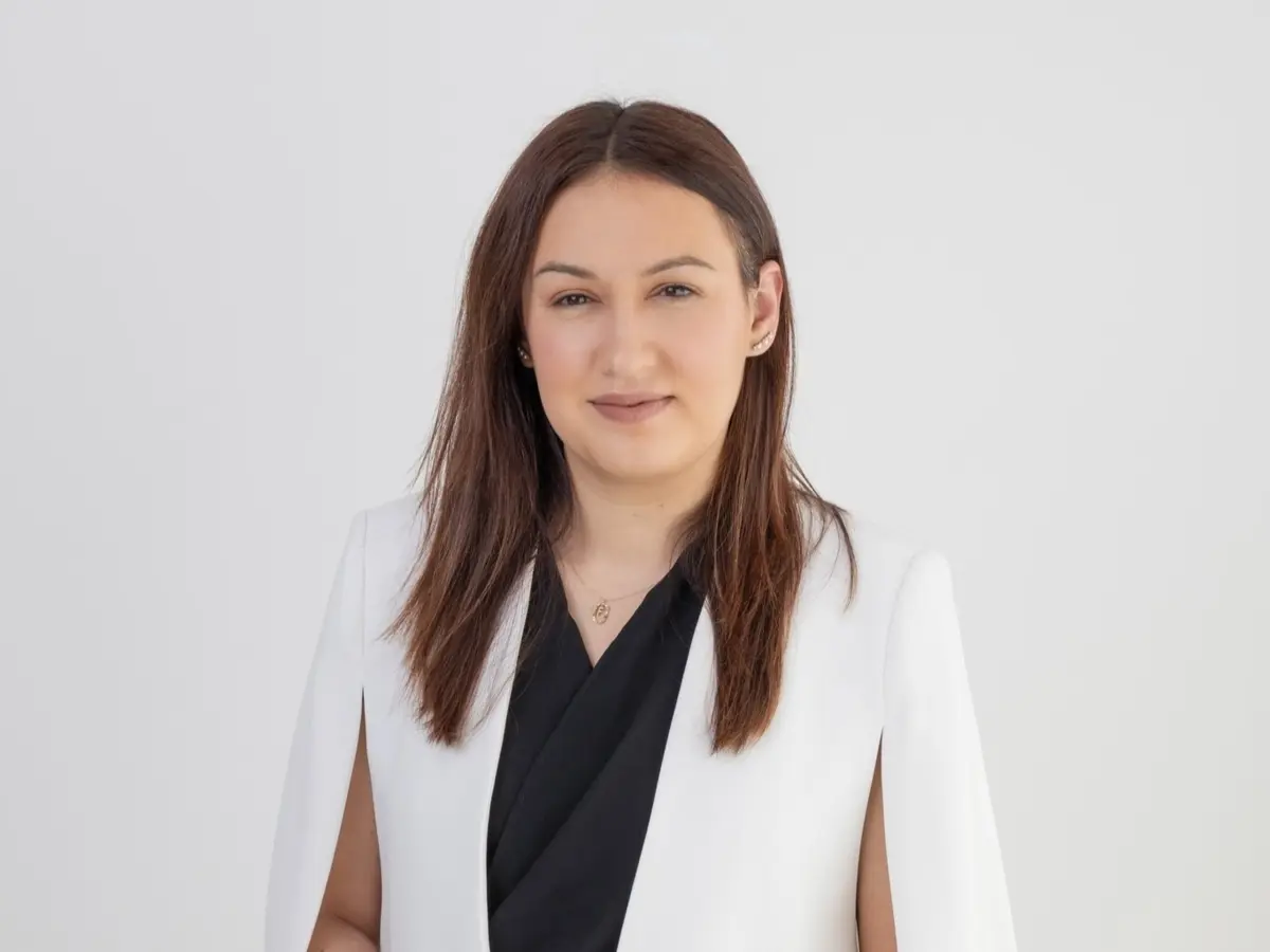 Aos 33 anos, Ana Raquel Azevedo é a nova face de uma viragem política que surpreendeu o país