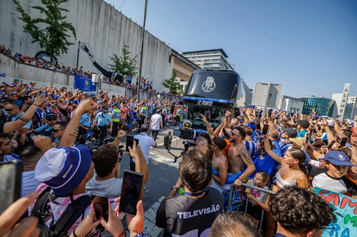 Momento da chegada do autocarro do F. C. Porto ao Estádio do Dragão