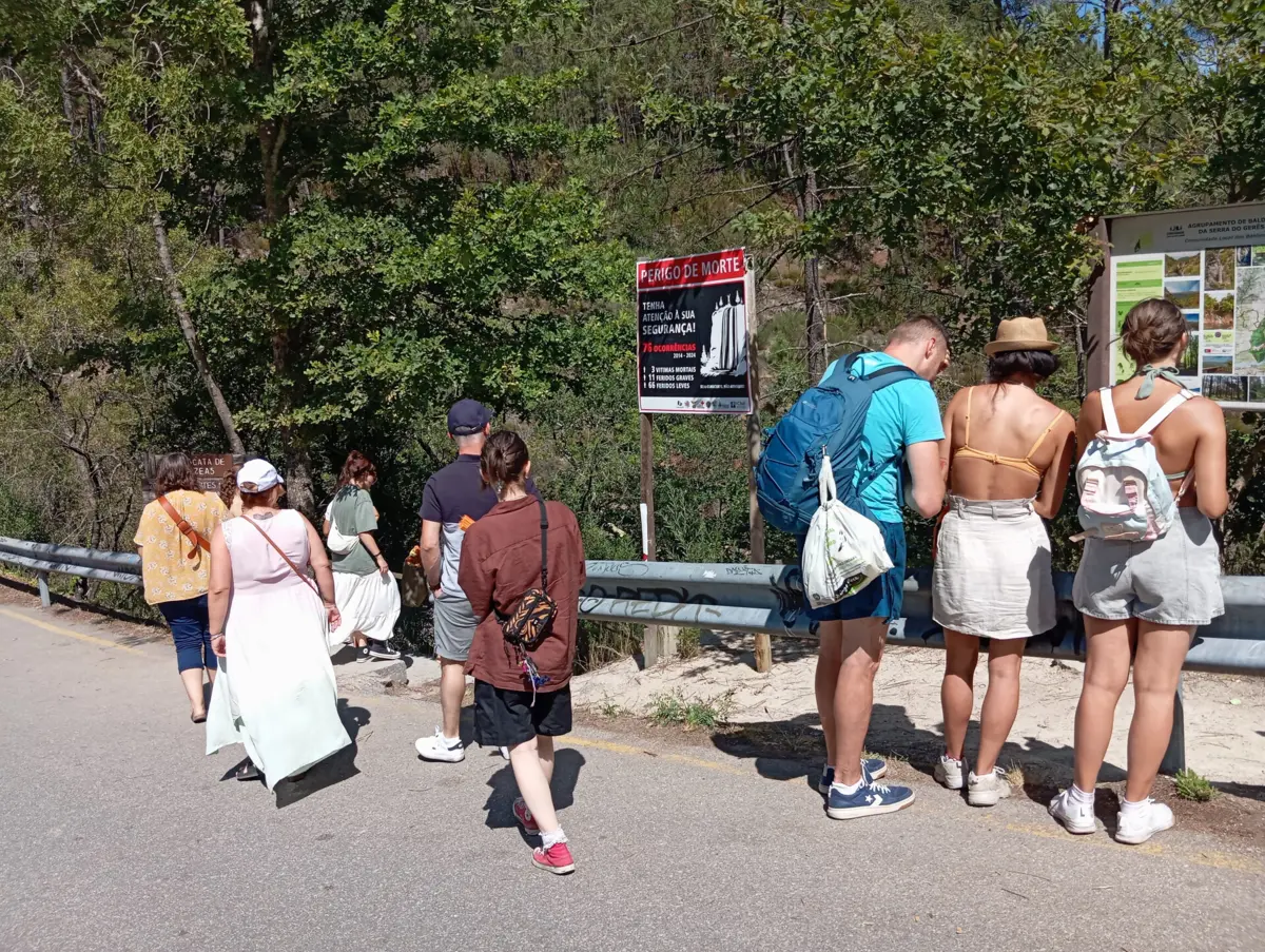 Visitantes continuam a acorrer ao local, apesar da perigosidade do mesmo