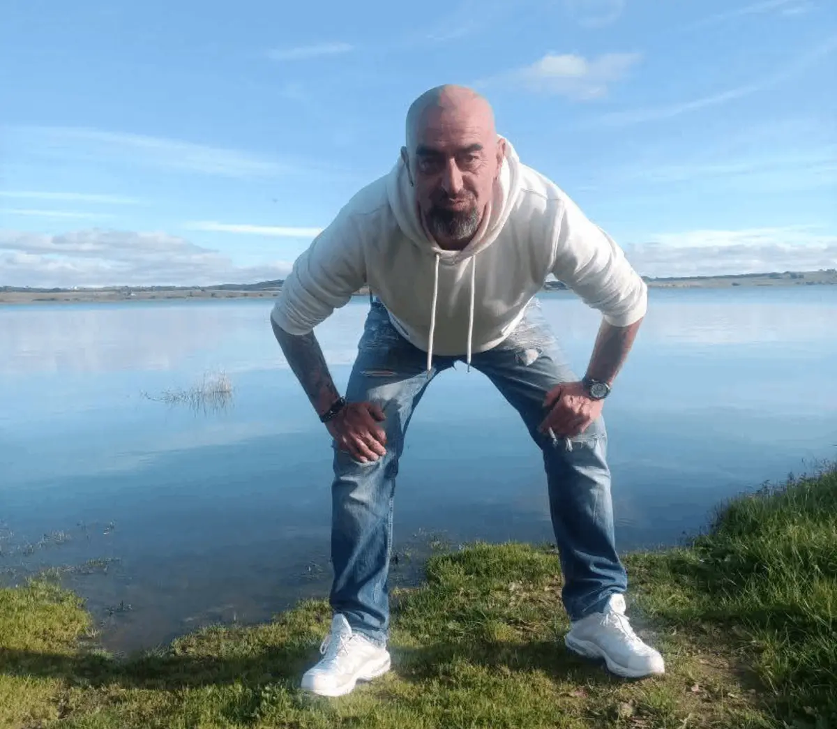 Imagem de contexto do artigo Operário encontrado morto com abraçadeira no pescoço e lesões de faca na barriga