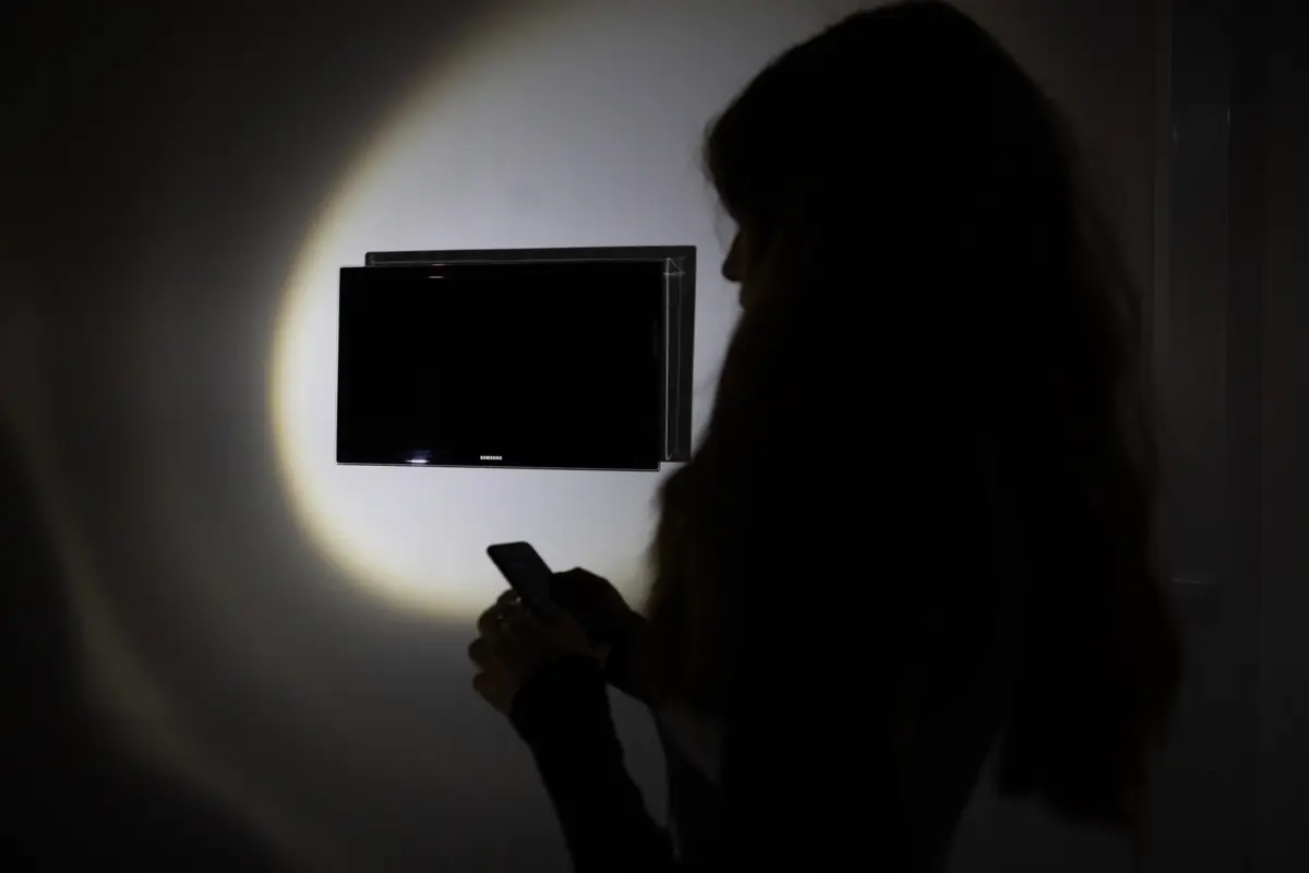 Defesa alegou que assédio a figuras públicas é comum, mas tribunal concluiu que arguida perturbou vida do jornalista durante quatro anos