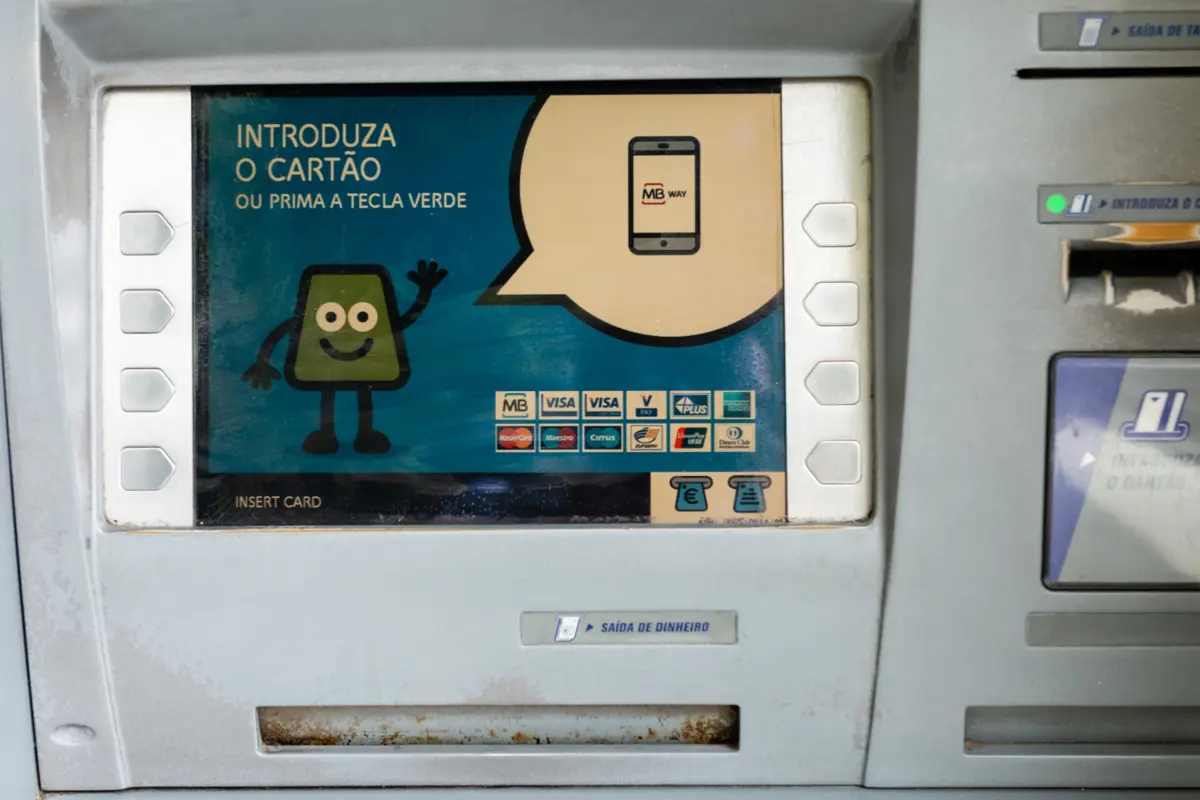 Suspeito “procedeu à utilização indevida do cartão" bancário furtado