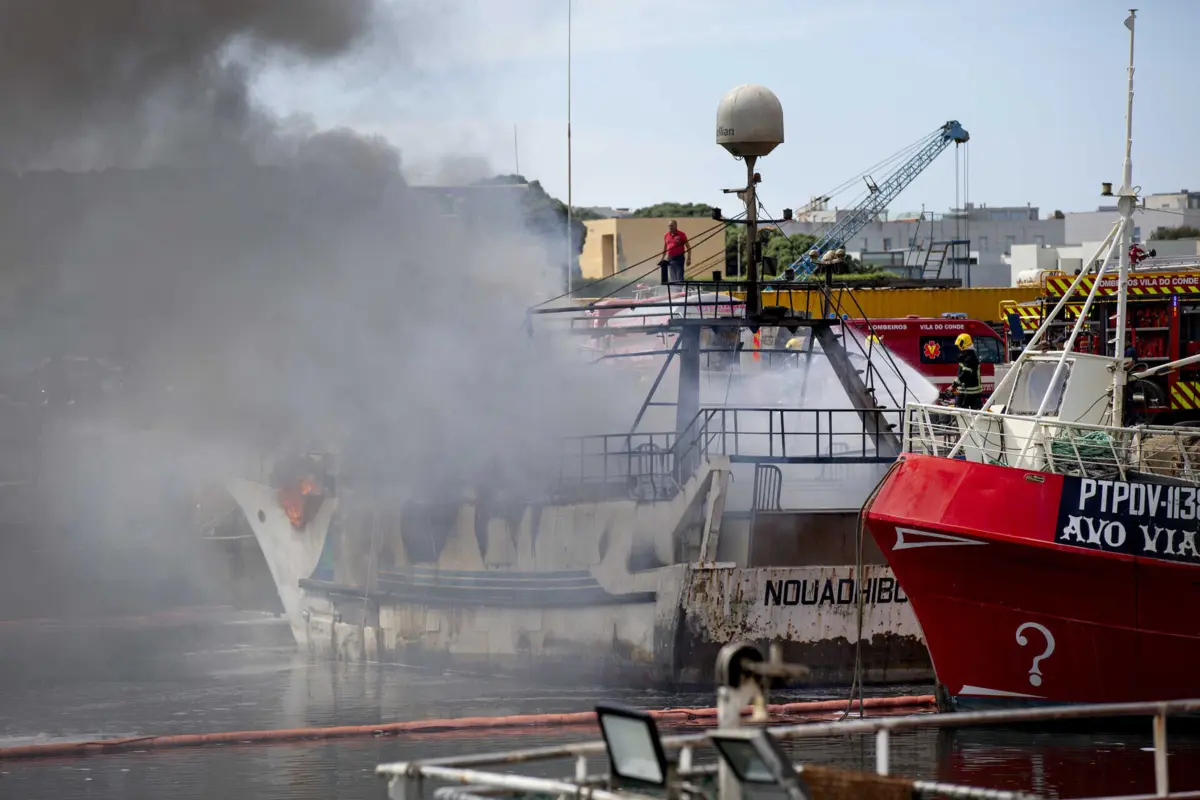 Um barco, o "Tanit 1", foi consumido pelas chamas