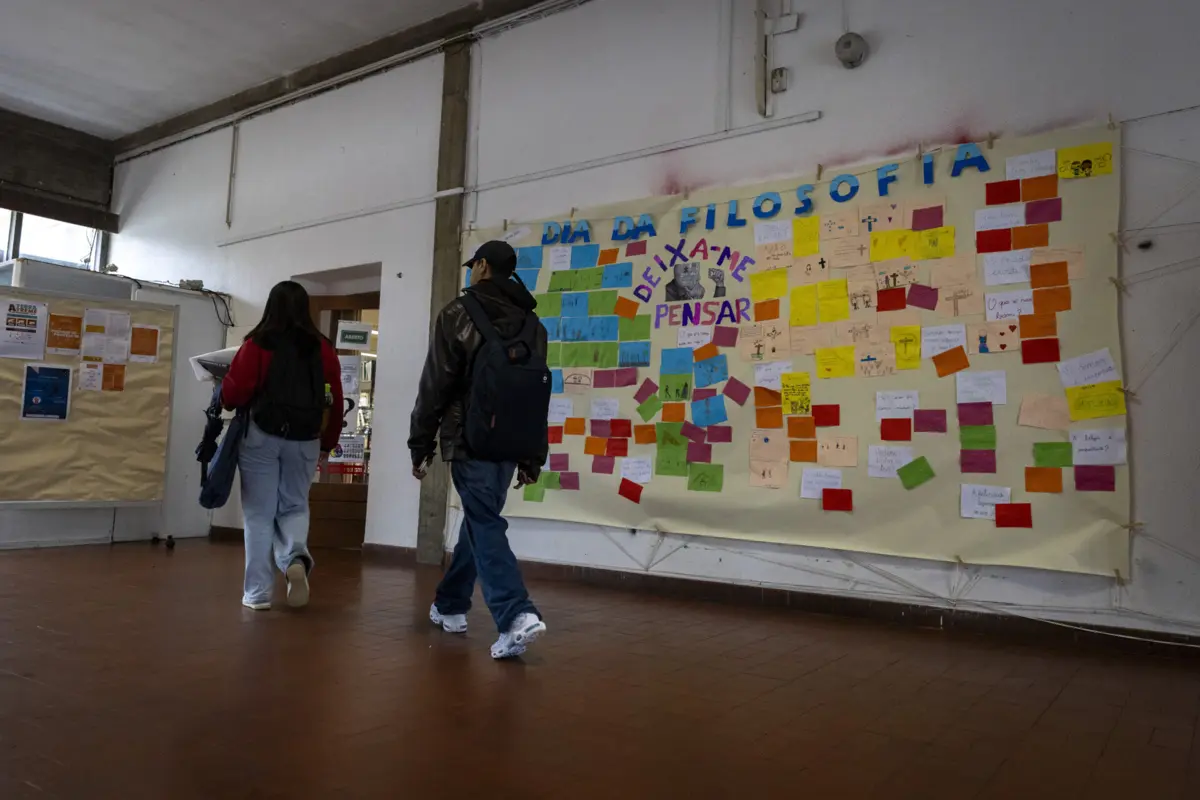 Com uma taxa de retenção ou desistência igual ou superior a 40% constam quatro escolas públicas e uma privada