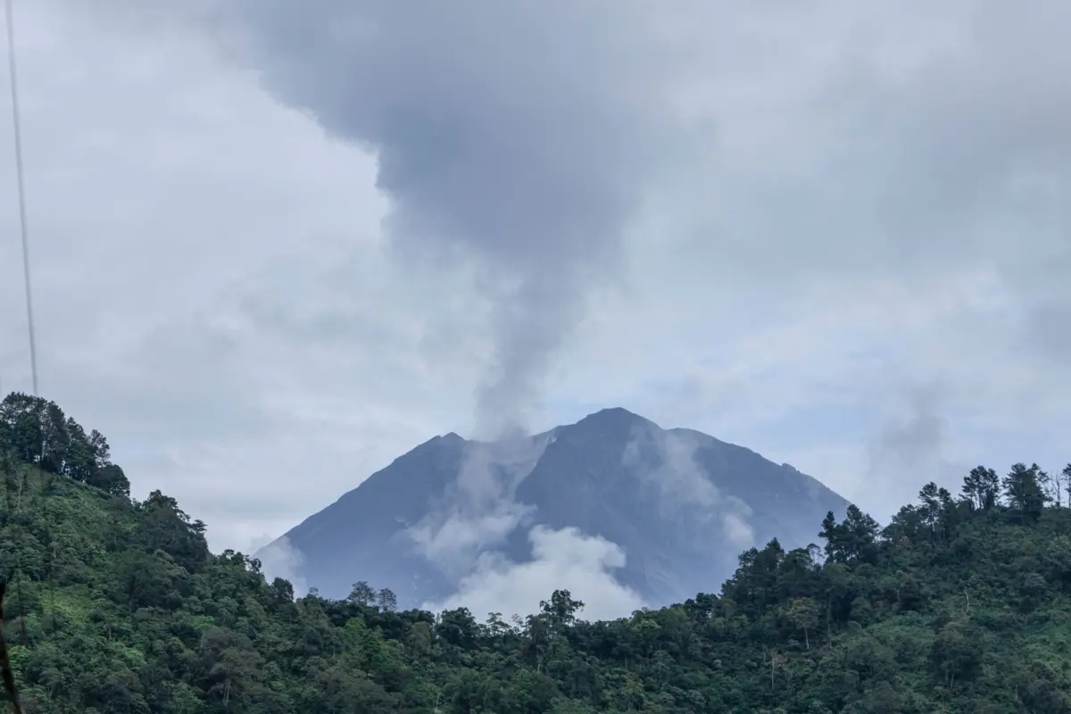 O vulcão Semeru, na Ilha de Java, na Indonésia, entrou em erupção na quarta-feira